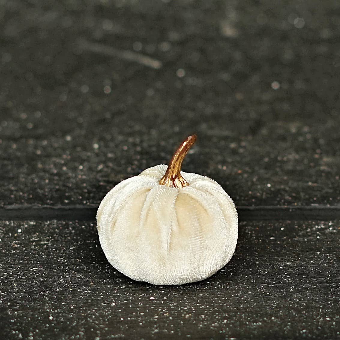 Bag of 6 Velvet 2in Pumpkins in Champagne